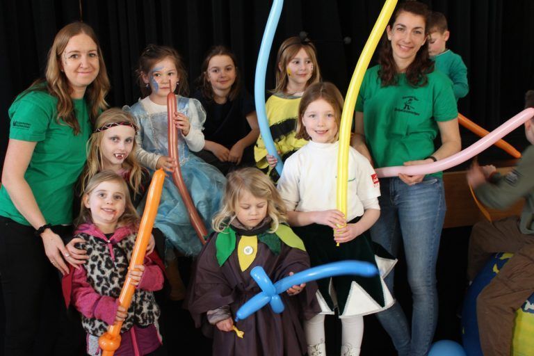 Riesenfest der Schollesteachar und Läbbe: Nach dem Umzug gehörte das Vereinshaus ganz den Kids, die von Schollesteacharinnen "beschäftigt" wurden.