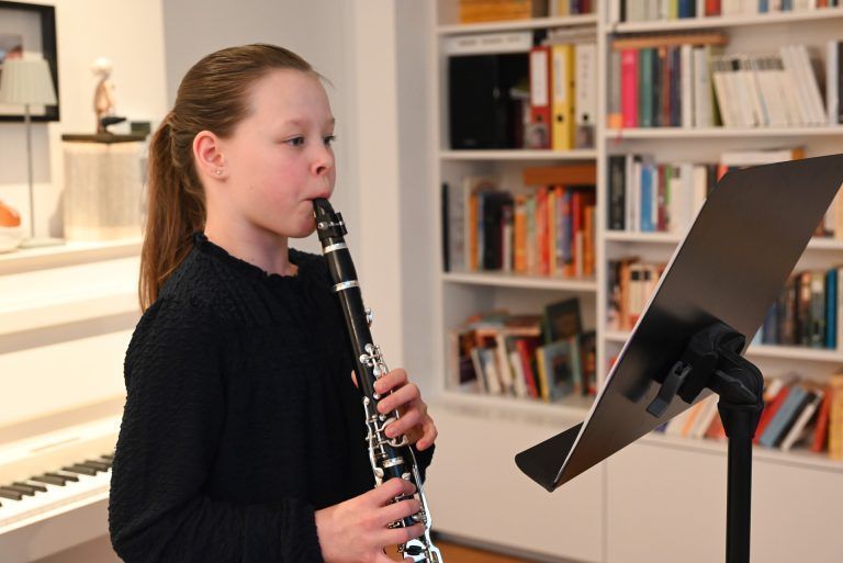 Musik in den Genen: Ob schnelle Tastenfolgen oder langgezogene Noten: Marie spielt mit einer Präzision und Freude, die ansteckend sind.