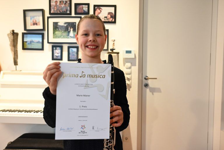 Die elfjährige Marie hat bei prima la musica mit ihrer Klarinette eine Weiterleitung zum Bundeswettbewerb erhalten. Stolz präsentiert sie ihre Urkunde.