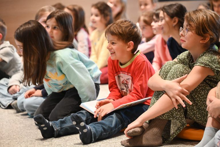 Kinder tauchen in Welt der Wasserschweine ein: Das Buch "Drei Wasserschweine brennen durch" hat viele humorvolle Passagen.