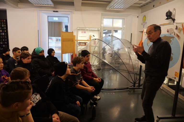 Schüler haben sich über Regenwald und Klimaschutz schlau gemacht: Die Ausstellung gibt Denkanstöße – die Schüler diskutieren engagiert mit den Experten.
