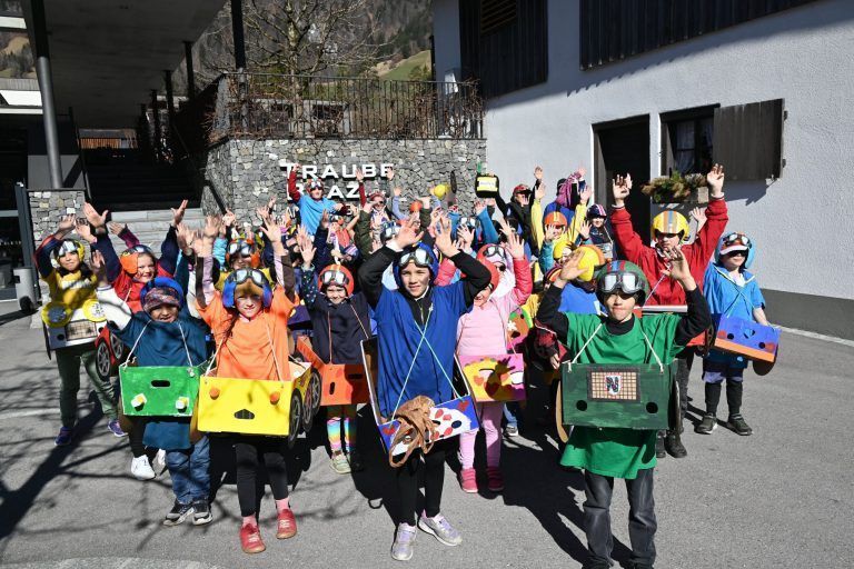 Innerbrazer Volksschüler waren mit ihrem fahrbaren Untersatz dabei.