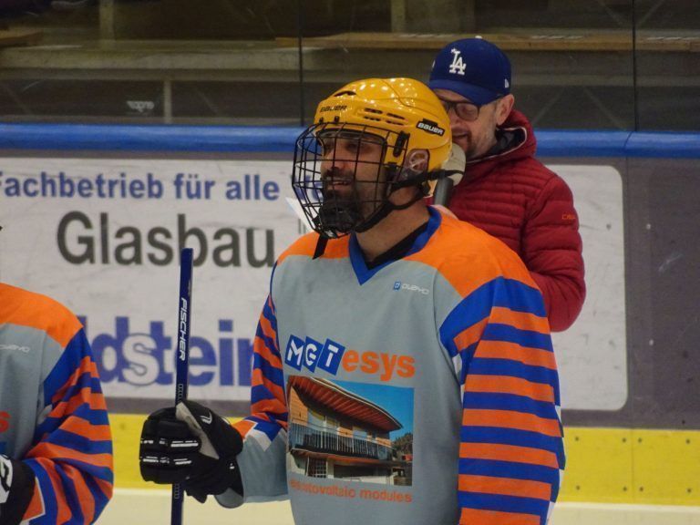Eiskalte Rivalen, heiße Herzen: Direnc Borihan wechselte die Fußballschuhe für die Schlittschuhe und führte sein Team zum Sieg.