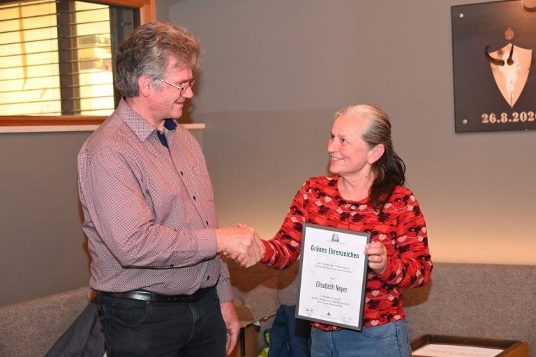 54 Imker hoffen auf ein gutes Honigjahr: Elisabeth Neyer wurde für 15 Jahre Mitgliedschaft geehrt.
