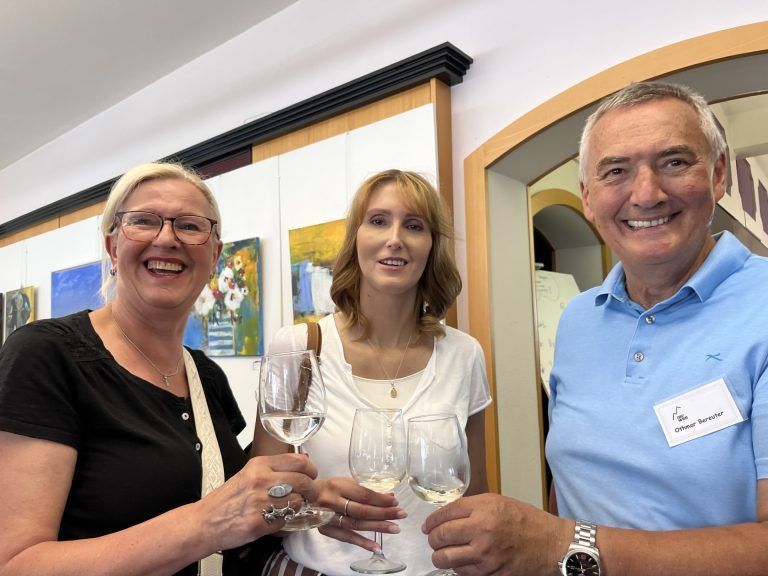 Die Chefinnen vom Künstlerkreis Oberstaufen – Sieglinde Knestel und Jeannette Lindermann – und Othmar Bereuter, Vorsitzender von Kunst am Berg, freuen sich auf das gemeinsame Projekt. 