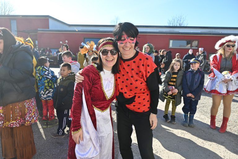 Volksschüler lassen es im Fasching krachen: Margoth Bechter-Galehr mit Sandra Heinzle.