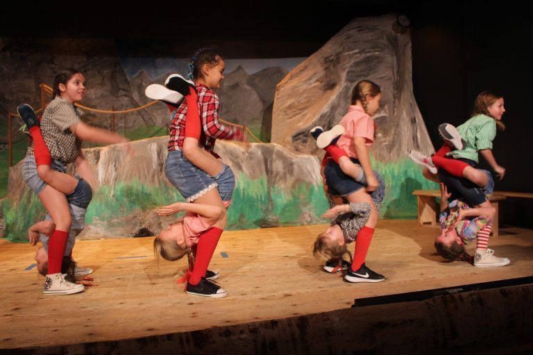 Fasnatspaß im Thaler Jubiläums-Zirkus: Die Thaler Kids mit einer eigenwilligen Schuhplattler-Interpretation.