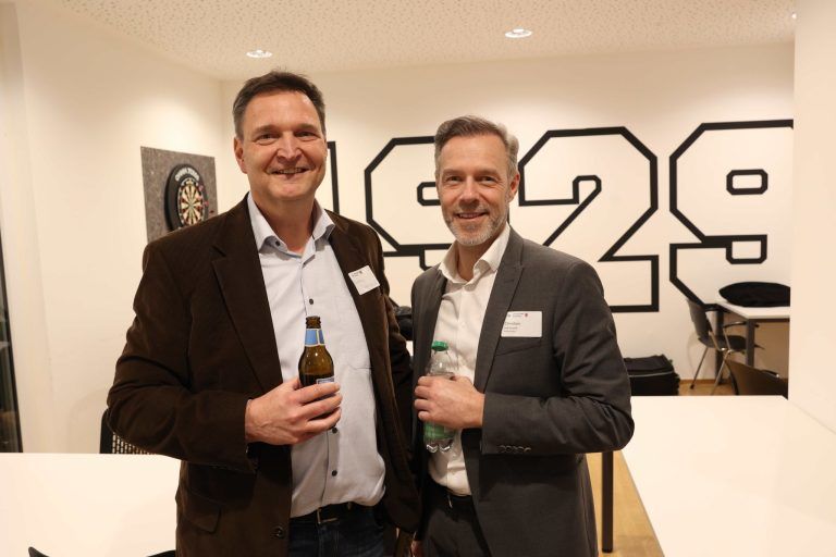 Führungsarbeit im Fußballbereich: Michael Paasch (Beratung) und Christian Markowitz (Raiba).