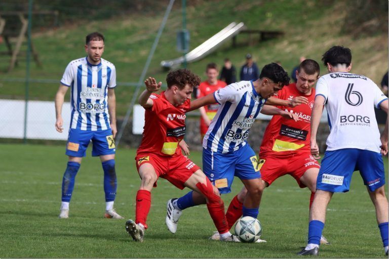 Thomas Baldauf (l.) und Thomas Beiter (r.) im Zweikampf mit einem Nenzinger Kicker.