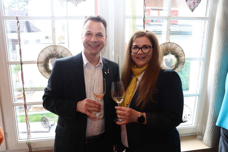 Heimische Winzer zeigen ihr Können : Weinhändler Marcel Böhler und Ines Brunner.