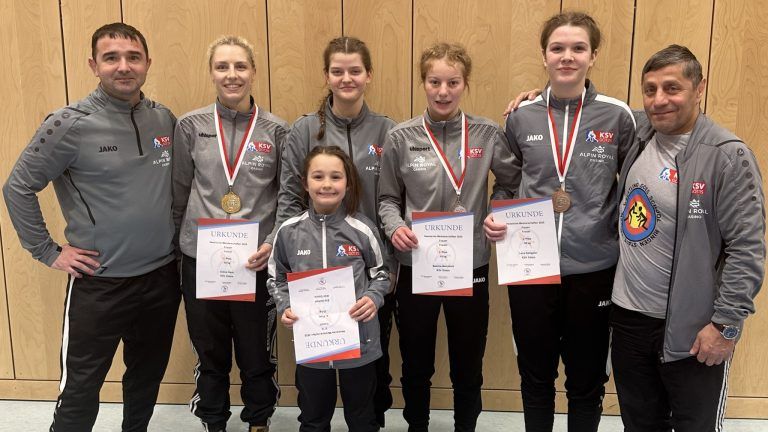 Trainer Markus Nagel, Celina Denz, Nika Ofenbeck, Sabrina Berchtold, Lena Salzgeber, Trainer Phridon Shavadze. Im Vordergrund Ella Kathan (U12)