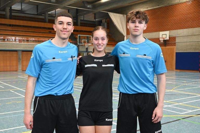 BRG Dornbirn Schoren gewinnt Handball-Schulcup der Mädchen : Die Schüler Toprak, Mara und Benedikt sorgten in ihrer Schiedsrichterfunktion für das Einhalten der Regeln.