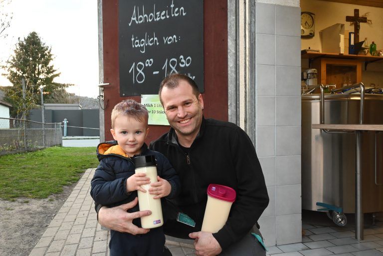 Idyllischer Milchverkauf am Wiißtännilehof: Marcel (2) und sein Papa Peter schätzen die noch warme Milch der Kühe. Bei ihnen zu Hause wird der Kakao ausschließlich mit Fitz' Milch gemacht.