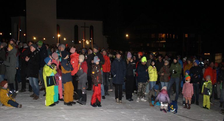 Schröckens Funken brannte im Schnee: Rekordbesuch auf dem Schröckener Kirchenbühel.
