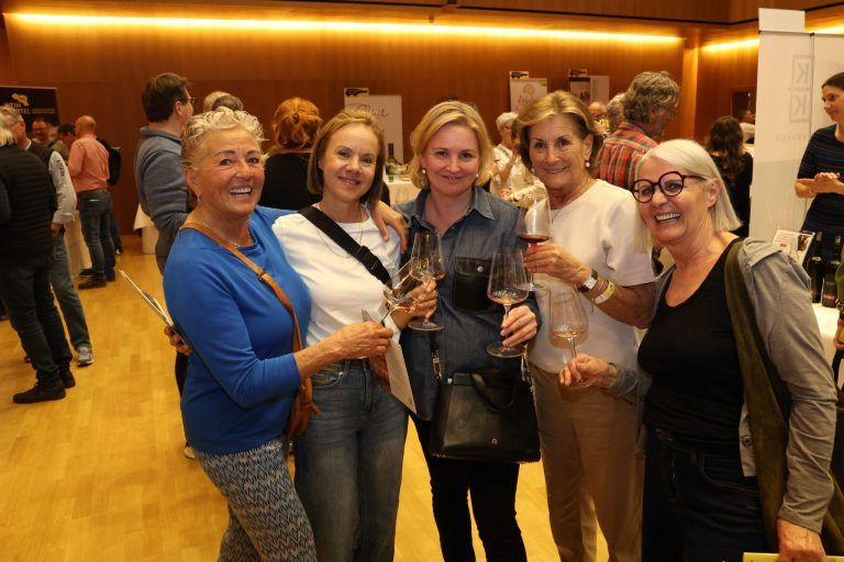 Prämierte Weine zweier Regionen: Ruth Mathis, Karin Berchtold, Andrea und Gertrud Amann und Margit Binder.