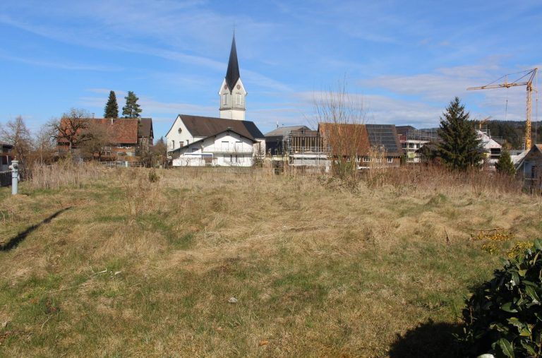 Hohenweiler leitet nächsten Umbruch ein: Unweit der Pfarrkirche wartet ein zweites großes Wohnbauvorhaben auf den Baustart: die Bauverhandlung für das Projekt der Wohnbauselbsthilfe, die auf diesem Areal knapp drei Dutzend Wohnungen errichten will, hat stattgefunden – noch heuer soll mit dem Bau begonnen werden.