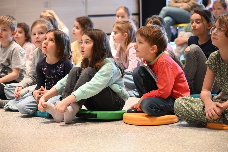 Am Donnerstagnachmittag herrschte bei den kleinen Gästen gespannte Aufmerksamkeit bei der Kinderlesung von Autor Matthäus Bär.