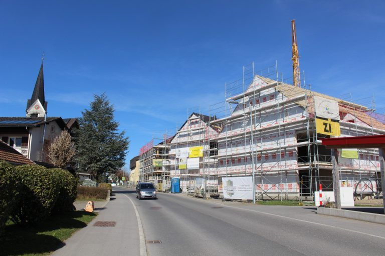 Nicht nur baulich – im Bild die Baustelle für rund drei Dutzend Wohnungen – befindet sich Hohenweiler in einem großen Umbruch. Auch personell, denn wenn am 31. März die konstituierende Sitzung der neuen Gemeindevertretung stattfindet, stehen zwei Neubesetzungen im Vorstand und in der Funktion des Vizebürgermeisters/-meisterin an. STP
