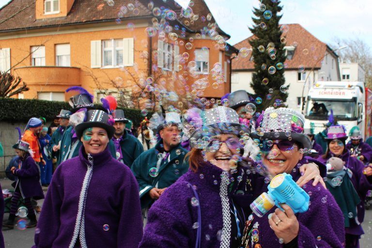 Riesenfest der Schollesteachar und Läbbe: Statt Konfettiregen Seifenblasenwolken. Auch die Fluher Nollatrüller setzten auf diese extrem umweltfreundliche Alternative, die in der Sonne schillernd davonfliegt und sich nach kurzer Zeit völlig selbständig und rückstandlos auflöst . . . STP