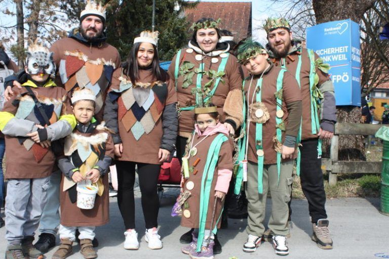 Rankweil war fest in Narrenhand: KG Bifang war mit vielen Kids mit dabei. Katharina Wöß-Krall mit Vizebgm. Andreas Prenn hatten alle Hände voll zu tun. Bürgermeisterin Katharina Wöß-Krall verteilte Zückerle zuhauf. Katharina Wöß-Krall schenkte den Kids Süßes. Andreas Prenn im Stress mit Verteilen der Süßigkeiten. Eine Abordnung vom Närrischen Kleeblatt mit Obfrau Monika Dobler (r.). Monika Dobler an der vordersten Front hatte alles im Griff. Monika Dobler verteilte auch noch Süßes. Monika Dobler sprach auch mit den Kids. KG Montfort war auch gut vertreten. Jungmusik Rankweil-Meiningen. Simone und Aurelia hatten viel Spaß. Angelika und Patricia waren mit dabei. KG Bifang mit den Pädagoginnen. (Bildergalerie)