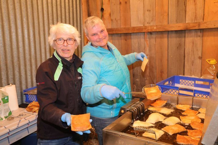 Gipfeltreffen von Funkenzünftlern: Bernadette Heim und Elisabeth Bitsche.