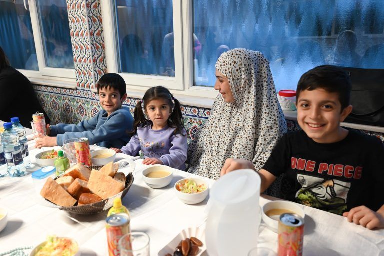 Gemeinsames Fastenbrechen in der Atib-Moschee: Gemeinsam mit ihren Eltern kommen die Kinder zum gemeinsamen Abendessen in die Moschee.