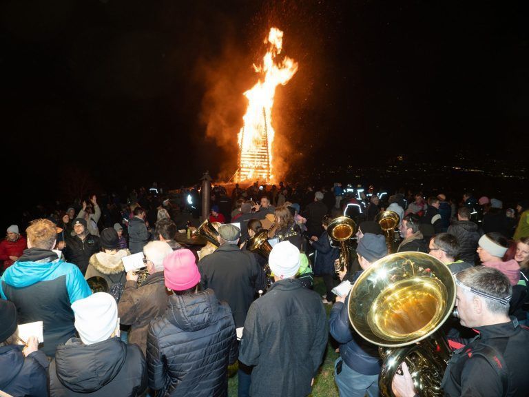 Im Vordergrund die Bürgermusik Fraxern welche das Funkenabbrennen musikalisch begleitete.