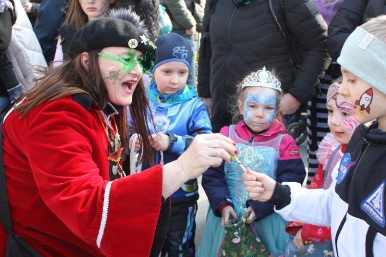 Rankweil war fest in Narrenhand: KG Bifang war mit vielen Kids mit dabei. Katharina Wöß-Krall mit Vizebgm. Andreas Prenn hatten alle Hände voll zu tun. Bürgermeisterin Katharina Wöß-Krall verteilte Zückerle zuhauf. Katharina Wöß-Krall schenkte den Kids Süßes. Andreas Prenn im Stress mit Verteilen der Süßigkeiten. Eine Abordnung vom Närrischen Kleeblatt mit Obfrau Monika Dobler (r.). Monika Dobler an der vordersten Front hatte alles im Griff. Monika Dobler verteilte auch noch Süßes. Monika Dobler sprach auch mit den Kids. KG Montfort war auch gut vertreten. Jungmusik Rankweil-Meiningen. Simone und Aurelia hatten viel Spaß. Angelika und Patricia waren mit dabei. KG Bifang mit den Pädagoginnen. (Bildergalerie)