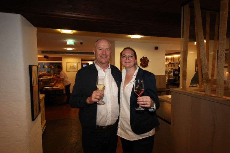 Heimische Winzer zeigen ihr Können : Karl Guldenschuh und Nadja Neverdal (Fischerheim am Sxhleienloch).