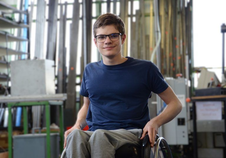 Mit Willenskraft und Mut gibt Bastian Bauer alles, um seine Pläne umzusetzen. HRJ