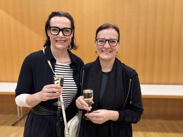 Menschen im Mittelpunkt: Garnmarktfans: Petra Simma und Beatrix Jäger.