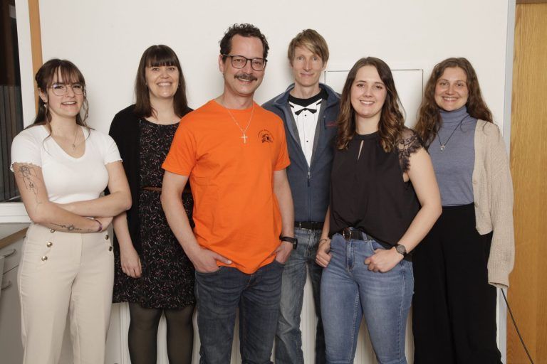 Bild v.li.: Nina Vonblon (Jasmin Wolf) Elisabeth Dobler (Regie) David Türtscher (Gottlieb Kreuzmair) Lukas Kessler (Gottlieb Hartmann) Chiara Türtscher (Leni Nagel Sofia Jenny (Die Geliebte)