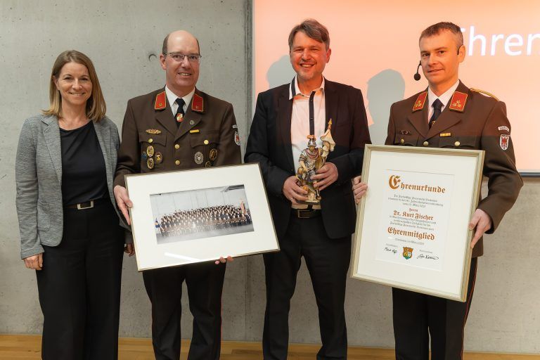 Feuerwehrkommandant wiedergewählt: Der scheidende Bürgermeister Kurt Fischer wurde ebenfalls mit der Ehrenmitgliedschaft ausgezeichnet. ((Quelle: FW Lustenau)