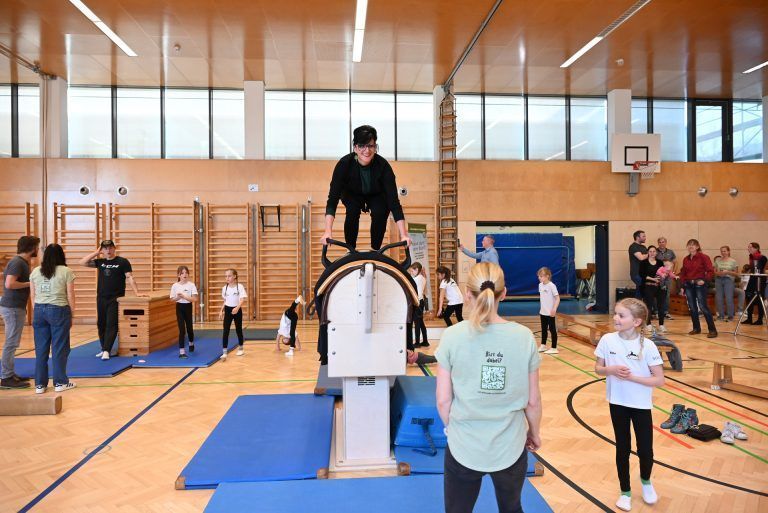 Eigenes Voltigier-Zuhause für den VRC St. Leonhard: Die anwesenden Gäste versuchten, ein Gefühl für diesen Sport zu erhalten.