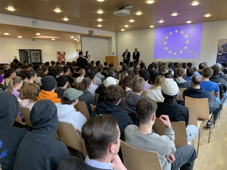 EU-Kommissar Brunner diskutierte mit Schülern: Der Festsaal an der LBS1 war bis auf den letzten Platz besetzt.