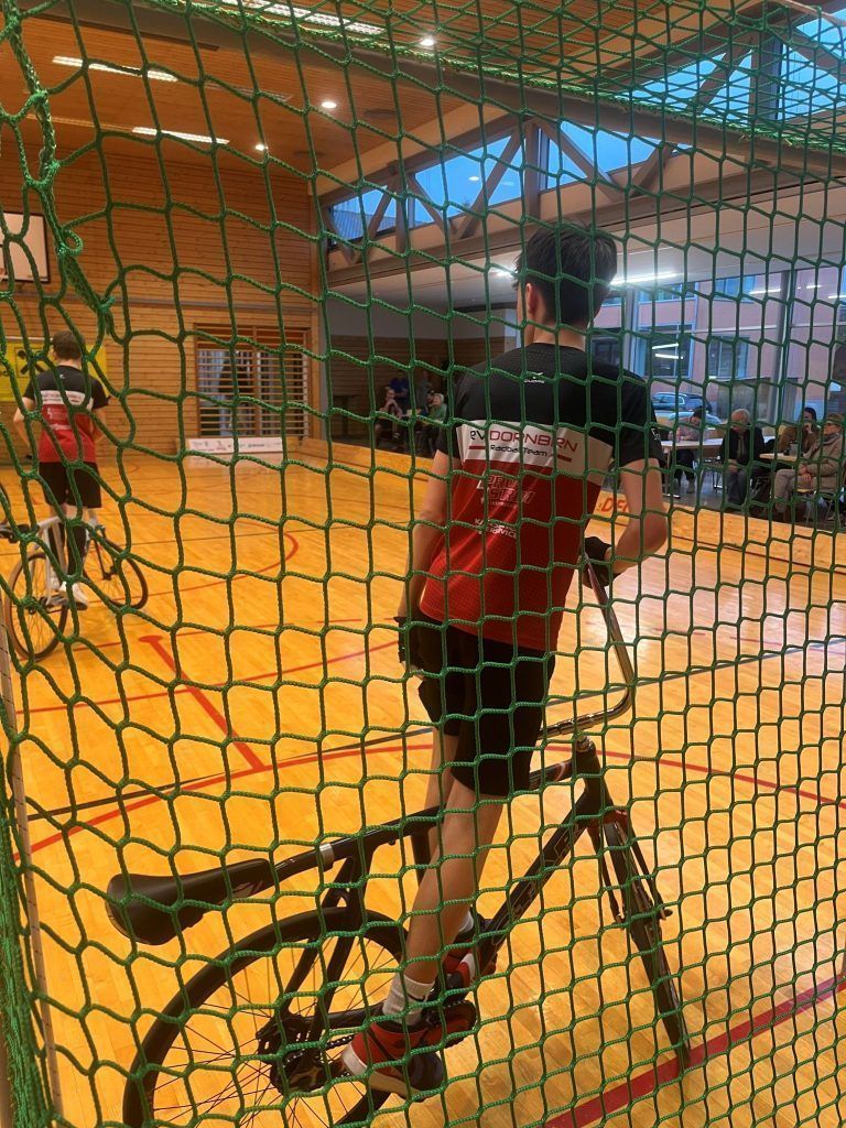 Dornbirner Radball-Teams weiter auf Erfolgskurs: Der entscheidende Schuss aufs Tor.