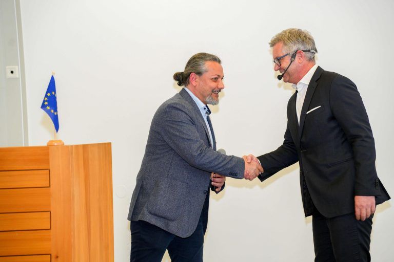 EU-Kommissar Brunner diskutierte mit Schülern: Ergün Damar hieß Magnus Brunner herzlich willkommen.