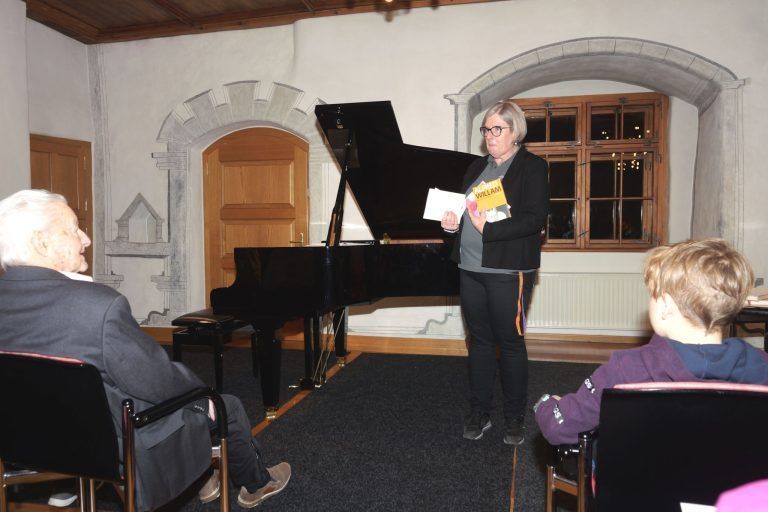 Mundart und Musik im „Früahlig“: Durch den brillanten poesievollen Abend führte Vizebürgermeisterin Ruth Bickel.