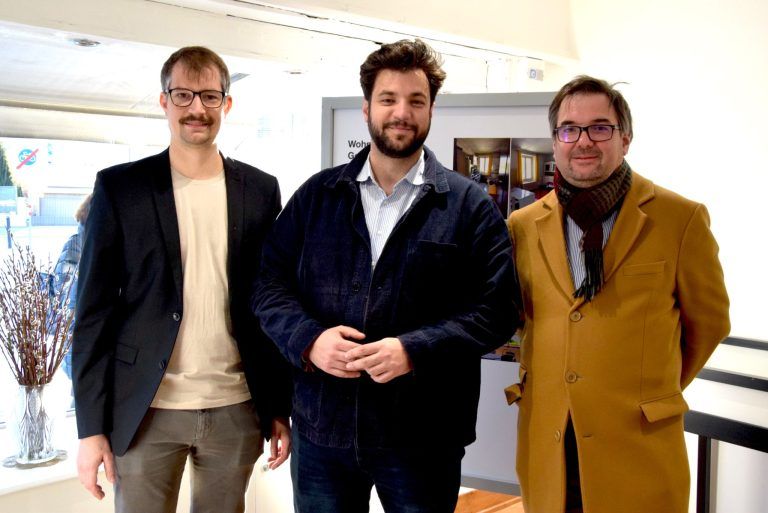 Ein Haus, das Geschichte atmet: Historiker Stefan Stachniß, Kulturstadtrat Cenk Dogan und Historiker Christof Thöny, von links.