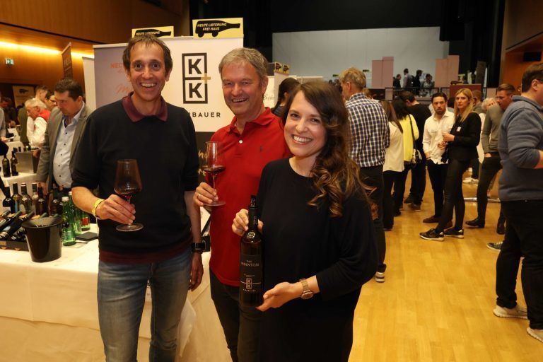 Prämierte Weine zweier Regionen: Issa Zacharia, Jochen Schörgenhofer (JOS Verpackungen) und Verena Hahn("K+K Kirnbauer"). )