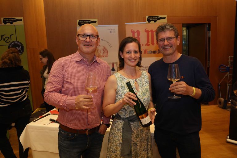 Prämierte Weine zweier Regionen: Christian Summer (Röfix Schweiz), Winzerin Blandines Minkowitsch und Thomas Koch (Inhaus Hohenems).