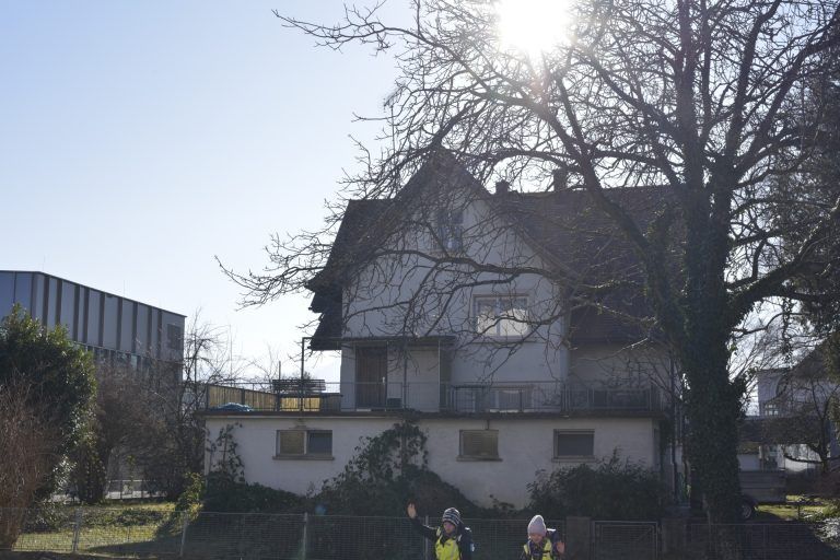 Eine kleine grüne Oase für Lauterach: Bis vor kurzem befand sich hier noch ein leerstehendes Wohnhaus, das jetzt einer kleinen Parkanlage Platz machte.