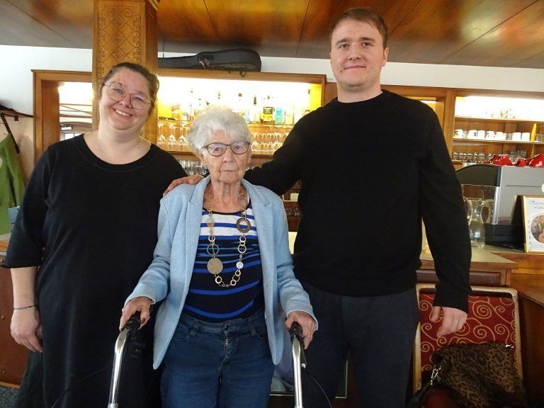 „Mein Arbeitsplatz ist auch mein Wohlfühlort“: Kellnerin Bianca Gmeiner und Oma Herlinde gehören ebenfalls zu den wichtigen Stützen für Samuel Schmid.