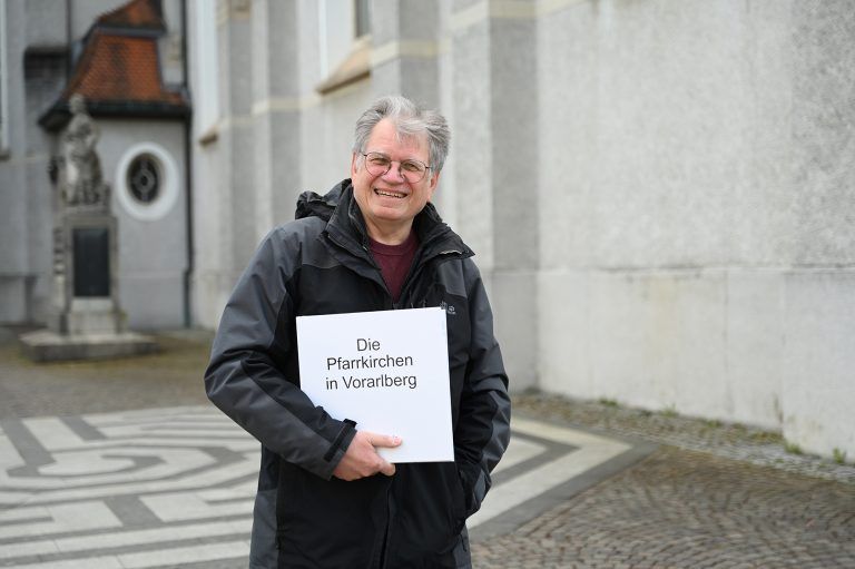 Im Bann der Türme und Gewölbe: Reinhard Büchele mit seinem Werk vor der Pfarrkirche Höchst.