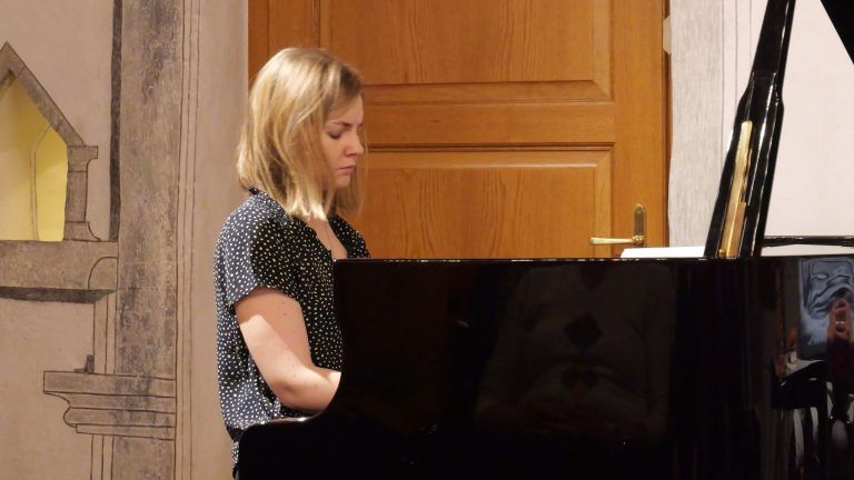 Mundart und Musik im „Früahlig“: Das Frühlingskonzert bot auch in diesem Jahr einen besonderen Höhepunkt der Röthner Schlösslekonzerte.