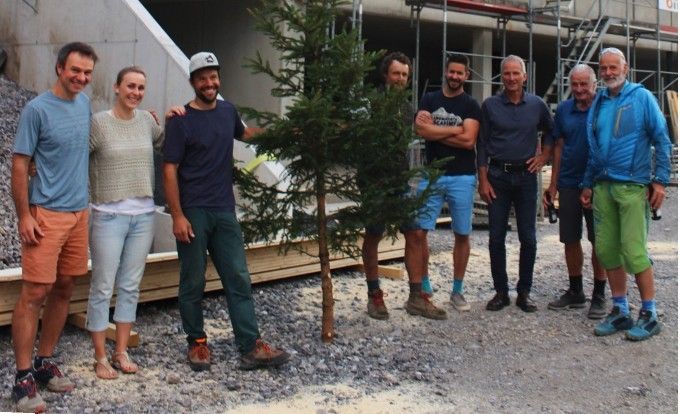 Quantensprung ins 100-Jahr-Jubiläum: Das Basecamp ist eine bemerkenswerte Privatinitiative: Acht Mitglieder der Skischule – auf unserem Archivbild bei der Firstfeier – haben zusammen rund vier Millionen Euro in das Projekt investiert.