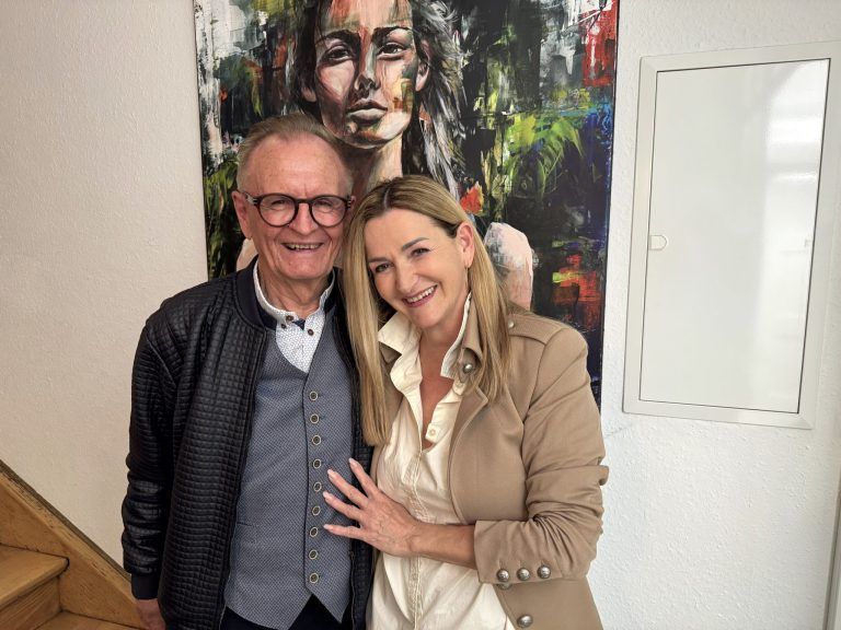 Beeindruckende Ausstellung: Unter den Gästen: Renate und Hanspeter Feuerstein.