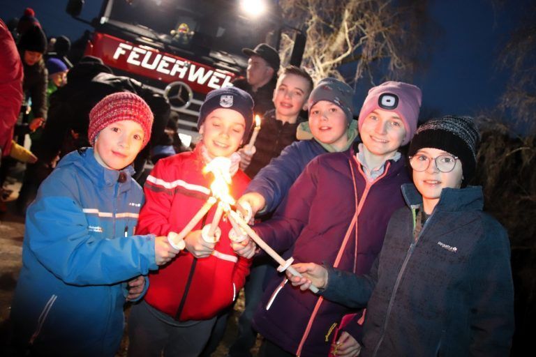 „Funka-Küachle“ ausverkauft: Die Kinder zogen in einem Fackelzug zum Funken. (Foto: NAM)