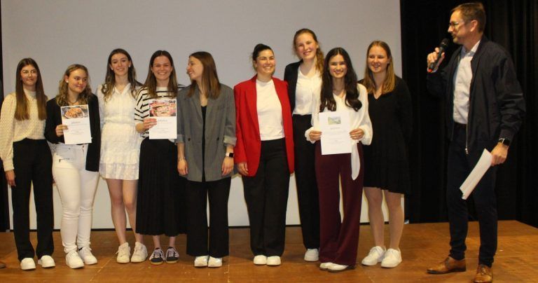 S’Café z’Büzo war Publikumsliebling: Bgm. Hubert Graf mit den Schülerinnen, die die drei besten Diplomarbeiten der HLT ablieferten (v. l.): Theresa Maurer, Melanie Bechter, Lara Laplooi (Begrünung von öffentlichen Plätzen). Hanna Künzler, Paula Übelher (Café Bizau), Lena Frick, Johanna Rhomberg, Anabel Scheiderbauer und Selina Stangl.