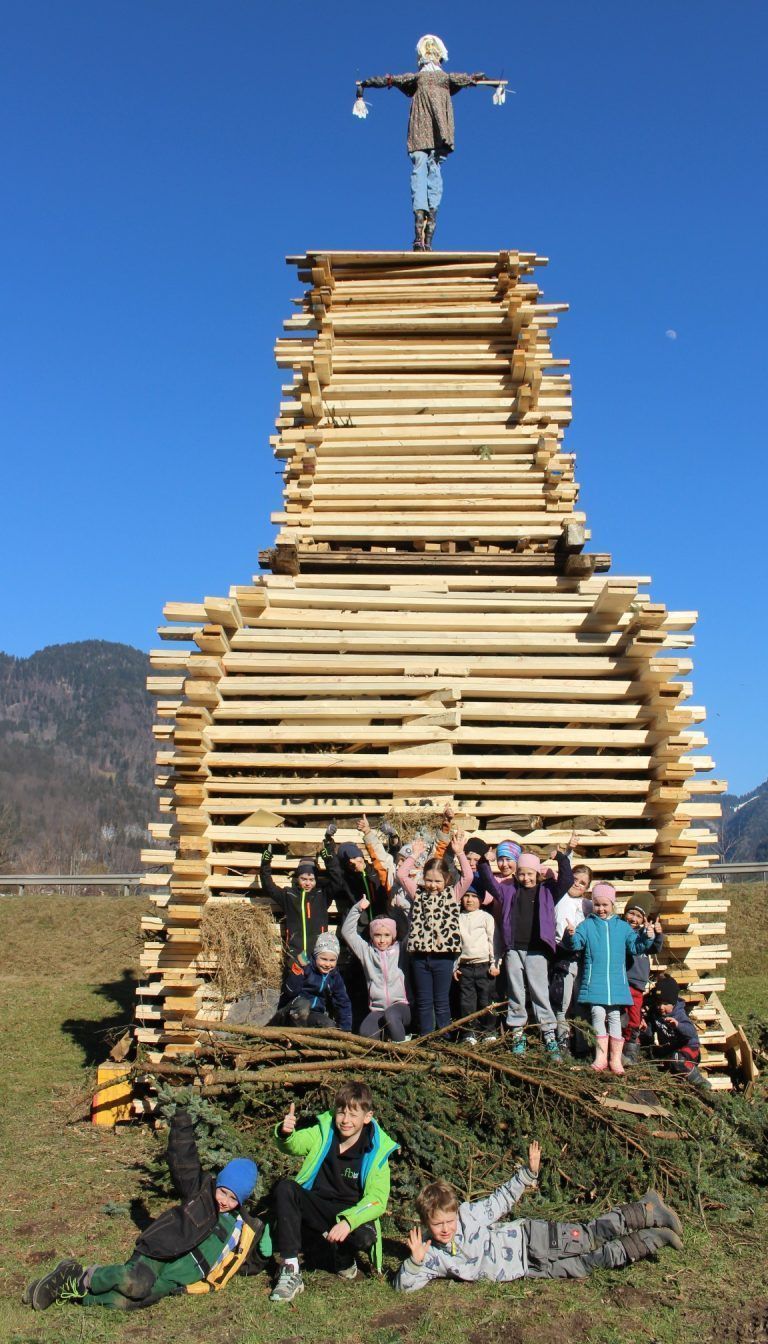 Funken – ein Fest der Gemeinschaft: Mit großer Begeisterung sind die Kids beim Funkenfest bei der Sache.